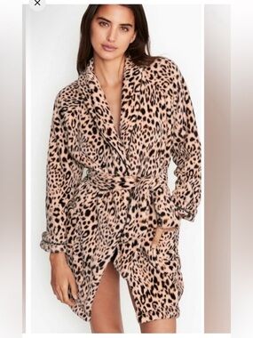 Victoria’s Secret Pink Leopard Faux Fur Robe is missing waist band
Caja 2